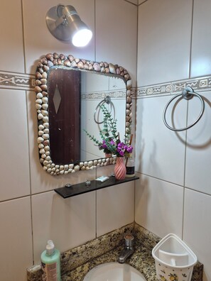 Regadera, secadora de cabello, toallas, papel de baño 