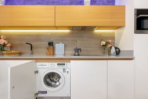 Coffee/tea maker, fridge, microwave, stovetop