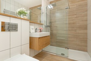 Shower, hair dryer, towels