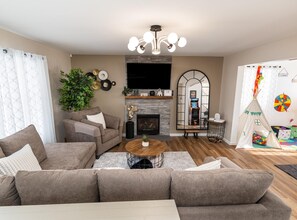 Smart TV, fireplace - Spacious 4-bedroom house in charming Pocono Mountains WiFi, AC, Golf, Game room (Tobyhanna)