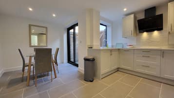 Réfrigérateur, micro-ondes, lave-vaisselle, grille-pain