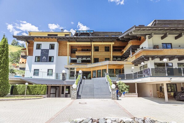 Apartment | Exterior - Suite in Saalbach Near ski Area (Saalbach-Hinterglemm)