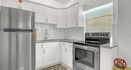 Entire guesthouse in Hutchinson Island Walk To Beach/Restaurants