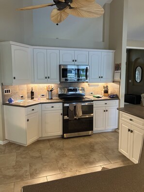 Fridge, microwave, oven, stovetop - Luxury home on the canal with salt water pool and lanai in Cape Coral (Cape Coral)