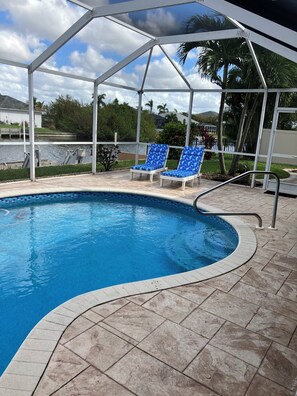 Outdoor pool - Luxury home on the canal with salt water pool and lanai in Cape Coral (Cape Coral)