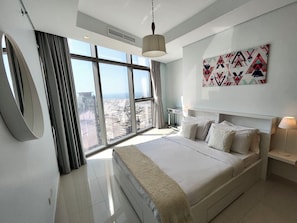 Grand appartement, uitzicht op zee | 2 slaapkamers, een kluis op de kamer, verduisterende gordijnen