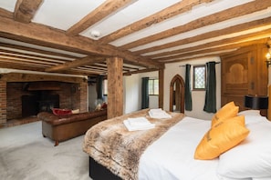 6 chambres, bureau, fer et planche à repasser, lit parapluie