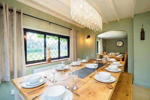 Spacious East Sussex retreat with tennis court, hot tub, and room for 20