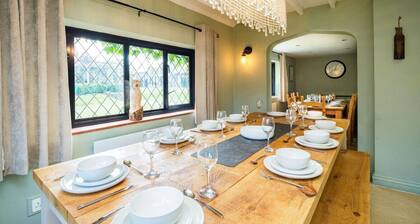 Spacious East Sussex retreat with tennis court, hot tub, and room for 20