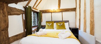 Spacious East Sussex retreat with tennis court, hot tub, and room for 20
