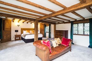 4 habitaciones, escritorio y tabla de planchar con plancha 