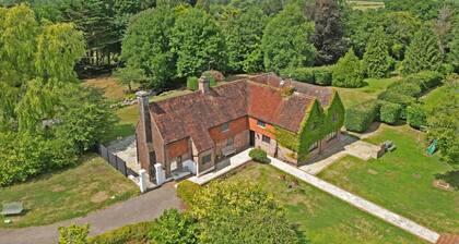 Spacious East Sussex retreat with tennis court, hot tub, and room for 20