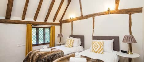 4 Schlafzimmer, Schreibtisch, Bügeleisen/Bügelbrett, Reisekinderbett