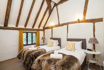 Spacious East Sussex retreat with tennis court, hot tub, and room for 24