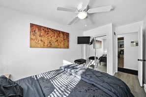 2 chambres, bureau, fer et planche à repasser, lit de bébé portatif