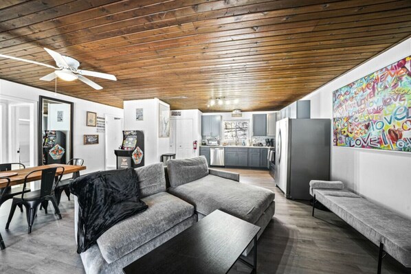 Smart TV, fireplace