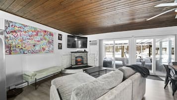 Smart TV, fireplace