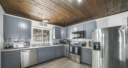 Silly Goose At Heron Hill Retreat Hot Tub on Lake!