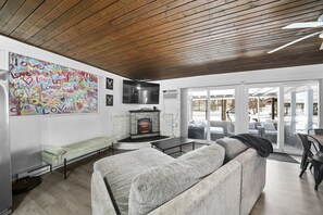 Smart-TV, Kamin, Videospiele, Tischtennisplatte