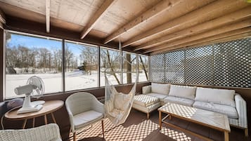 Smart TV, fireplace, video games, table tennis