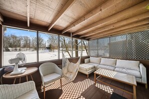 TV connectée, cheminée, jeux vidéo, table de tennis de table