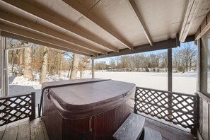 Indoor spa tub