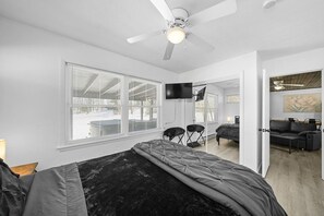 4 chambres, bureau, fer et planche à repasser, lit de bébé portatif