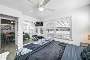 4 Schlafzimmer, Schreibtisch, Bügeleisen/Bügelbrett, Reisekinderbett