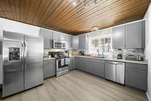 Réfrigérateur, micro-ondes, four, plaque de cuisson