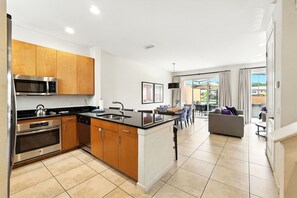 Refrigerador, microondas, horno, placa de cocina