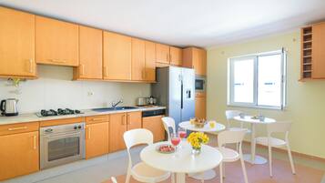 Double Room | Private kitchen | Full-size fridge, microwave, oven, stovetop