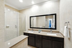 Douche, sèche-cheveux, serviettes fournies