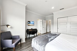 2 chambres, bureau, fer et planche à repasser, lit parapluie