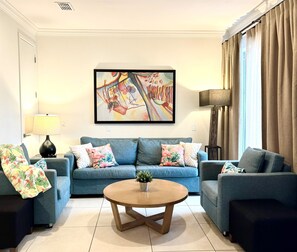 TV, ping pong - Waterfront Escape/Private Hot Tub/3 miles 2 Disney (Kissimmee)