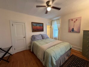 4 slaapkamers, een bureau, een strijkplank/strijkijzer, gratis wifi