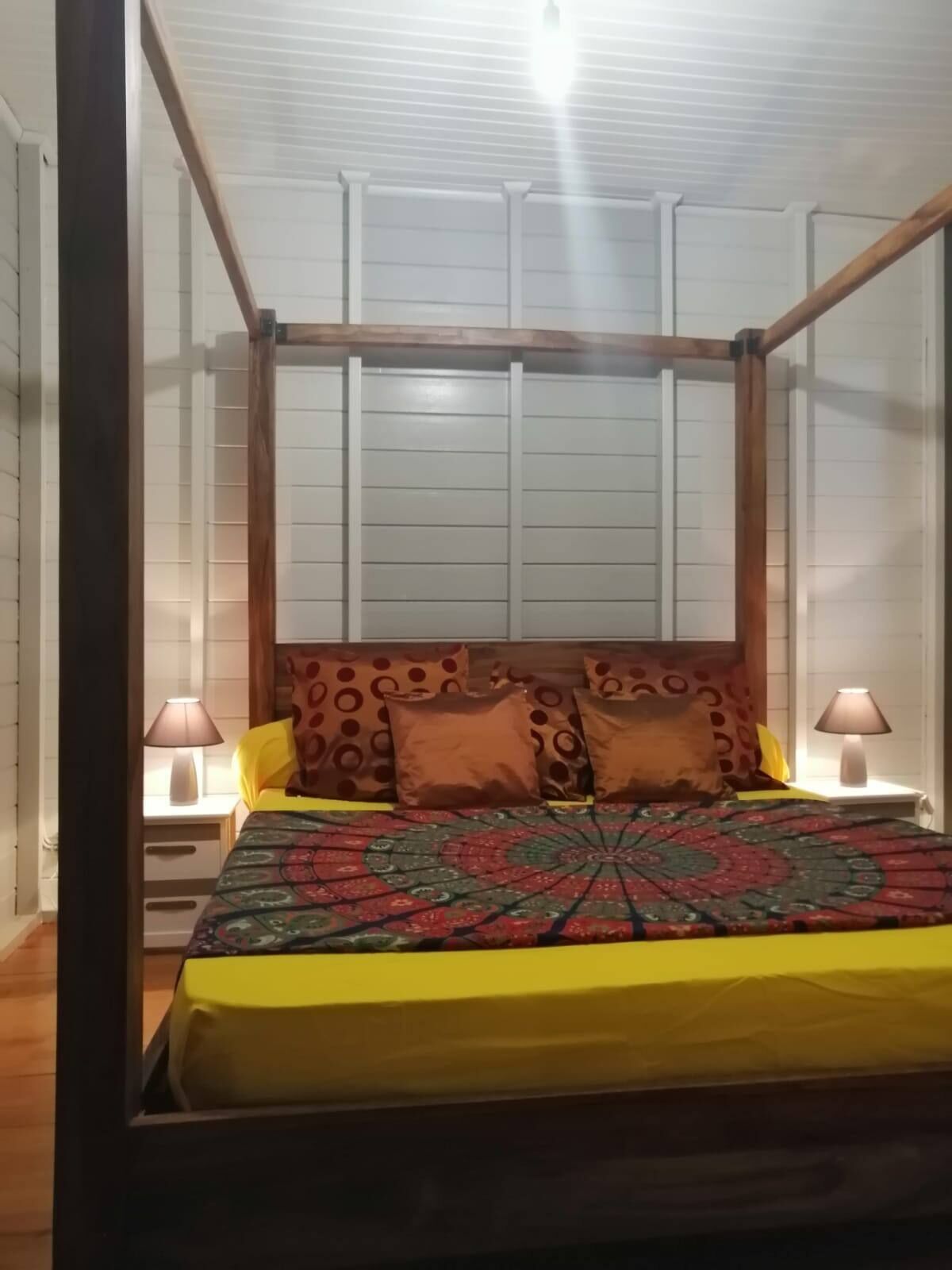 4 bedrooms, iron/ironing board, WiFi, bed sheets