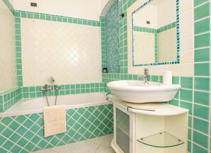 Shower, hair dryer, bidet, towels - Dobby's House - Exclusive comfort with private veranda and parking space (Olbia)