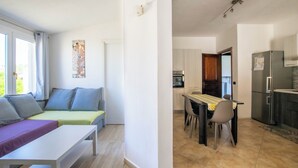Un appartement moderne comprenant un espace de vie, un coin repas et une cuisine.