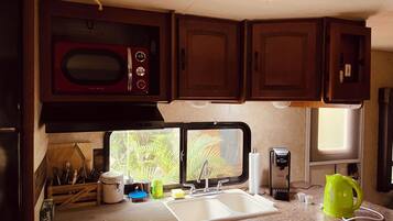 Refrigerador, microondas, cafetera y tetera y tetera eléctrica