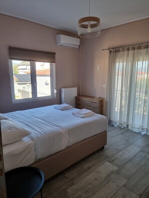 4 عدّة غرف نوم ومكواة/لوح كي وواي فاي وملاءات أسرّة