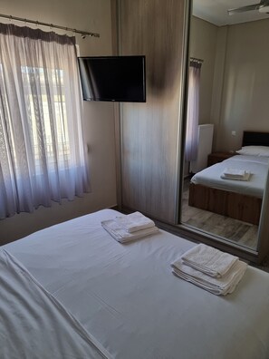 4 bedrooms, iron/ironing board, WiFi, bed sheets - Modern House in the Village (Leianokladi)