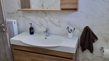 Dusche, Haartrockner, Handtücher, Seife