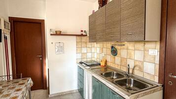 Refrigerador, parrilla de estufa y cafetera y tetera