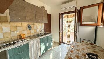 Kühlschrank, Herdplatte, Wasserkocher mit Kaffee-/Teezubehör