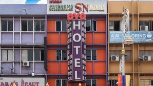 Een hotel met een opvallend bord waarop 