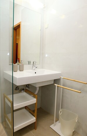 Hair dryer, towels, soap, toilet paper - Apartments Vallis Rabiosa  (Zadar)