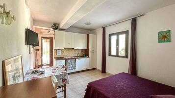 1 habitación, caja de seguridad en la habitación y escritorio