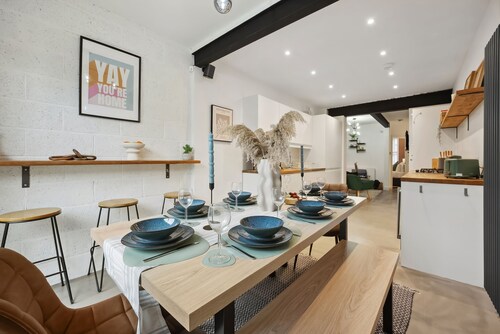 Pretoira View a 4-BR Stunning Home with Garden, Southsea