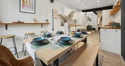 Pretoira View a 4-BR Stunning Home with Garden, Southsea