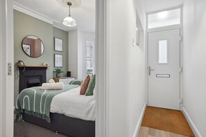 4 عدّة غرف نوم ومكواة/لوح كي وواي فاي وملاءات أسرّة